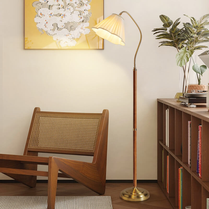 Leandro – Stehlampe aus massivem Holz