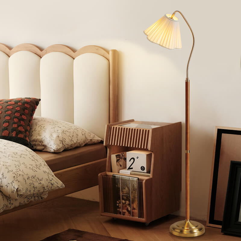 Leandro – Stehlampe aus massivem Holz