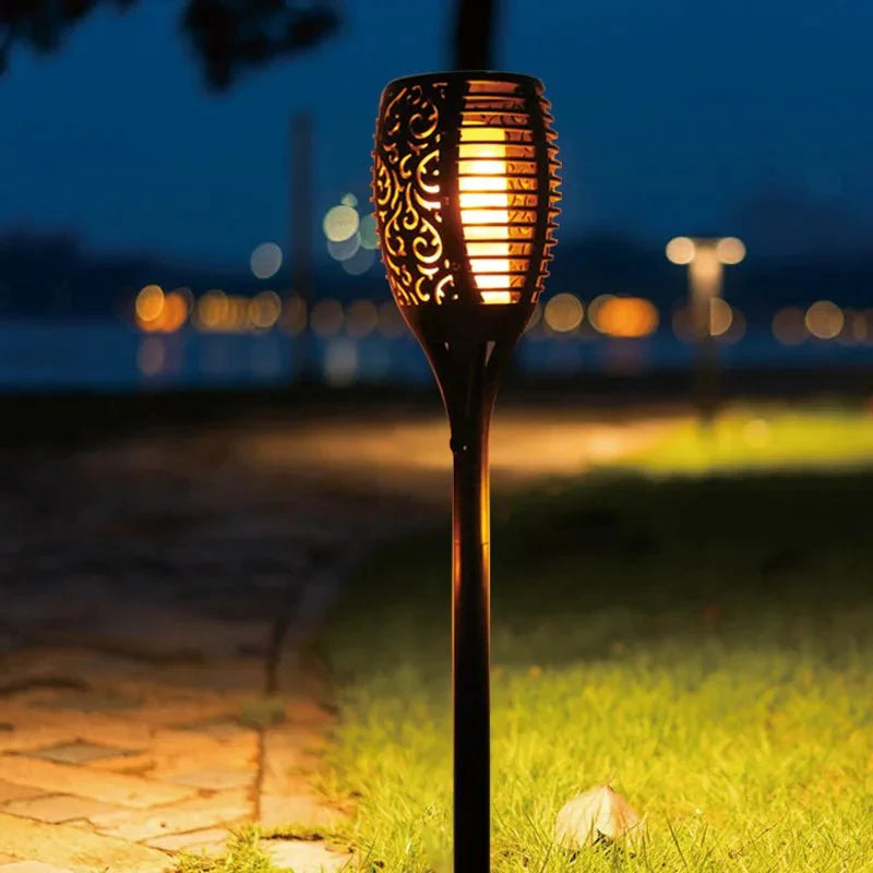 FlammenLicht – Solar-Gartenfackel mit realistischem Flammeneffekt