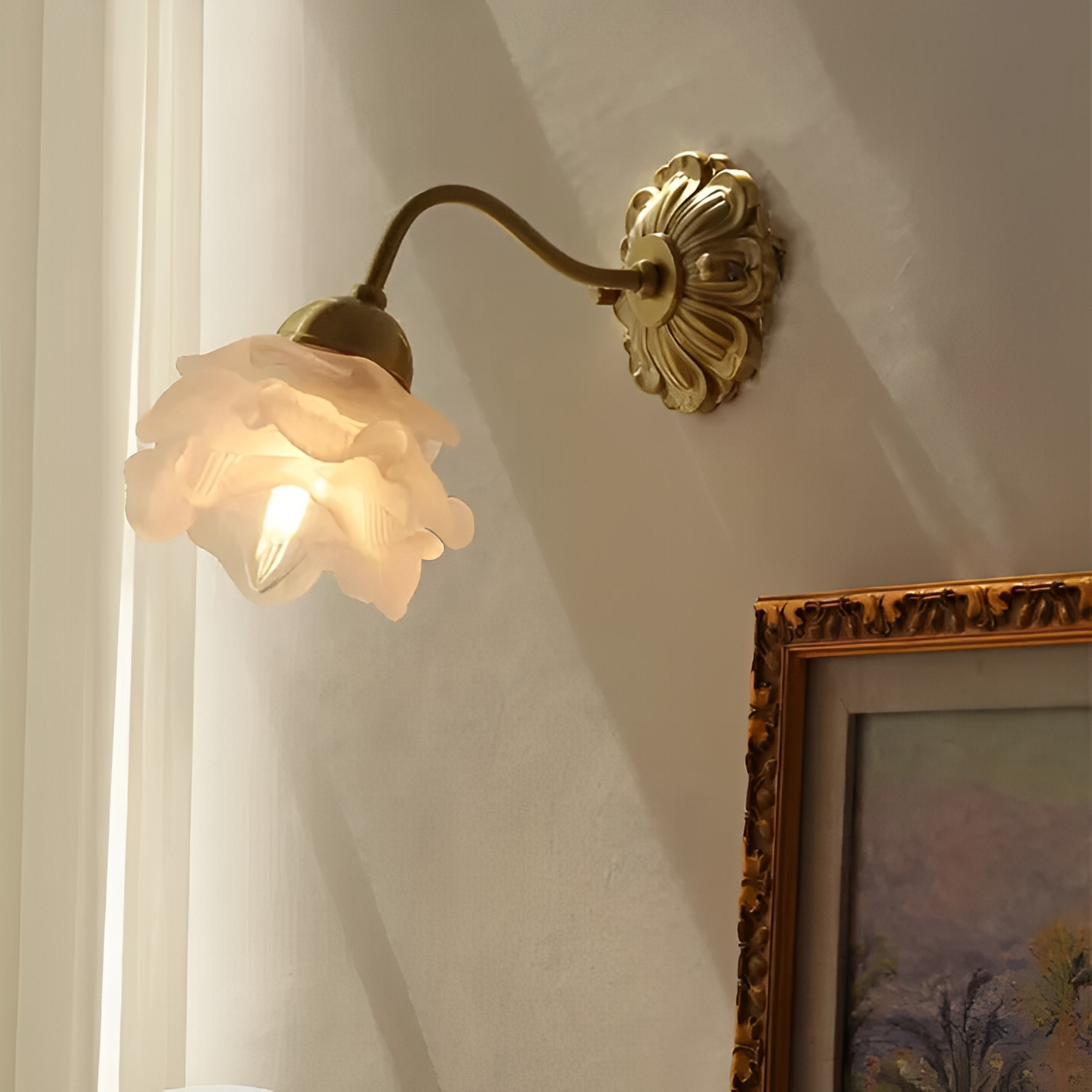Flora – Vintage-Stil Wandlampe mit Blumen-Glas und Kupfer-Look