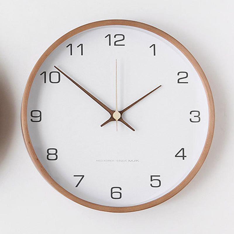 Auron – Einfache Holzwanduhr mit Quarzwerk und elegantem Design