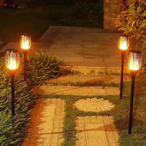 FlammenLicht – Solar-Gartenfackel mit realistischem Flammeneffekt