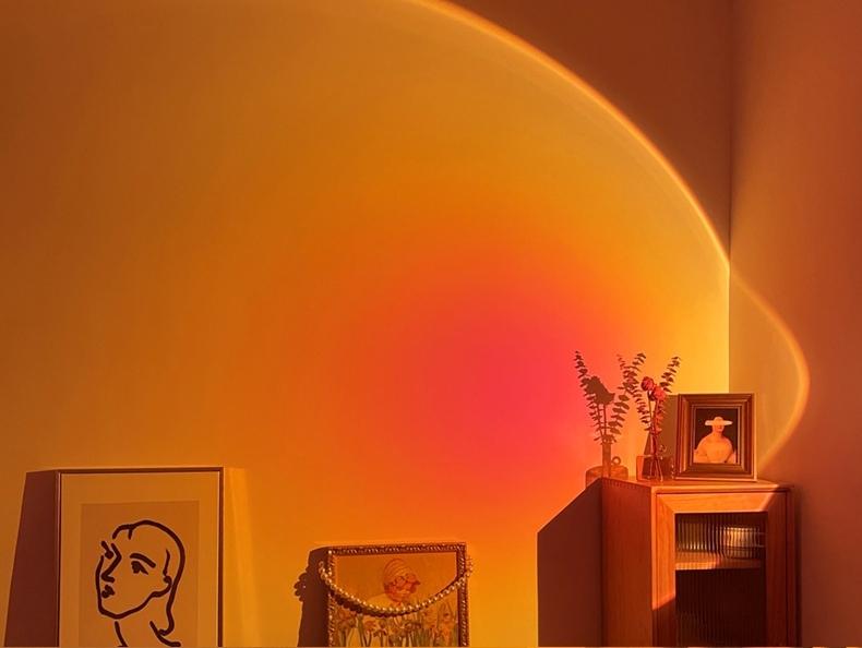 AstroRise – LED-Tischlampe im Astronautenstil mit Sonnenuntergangslicht