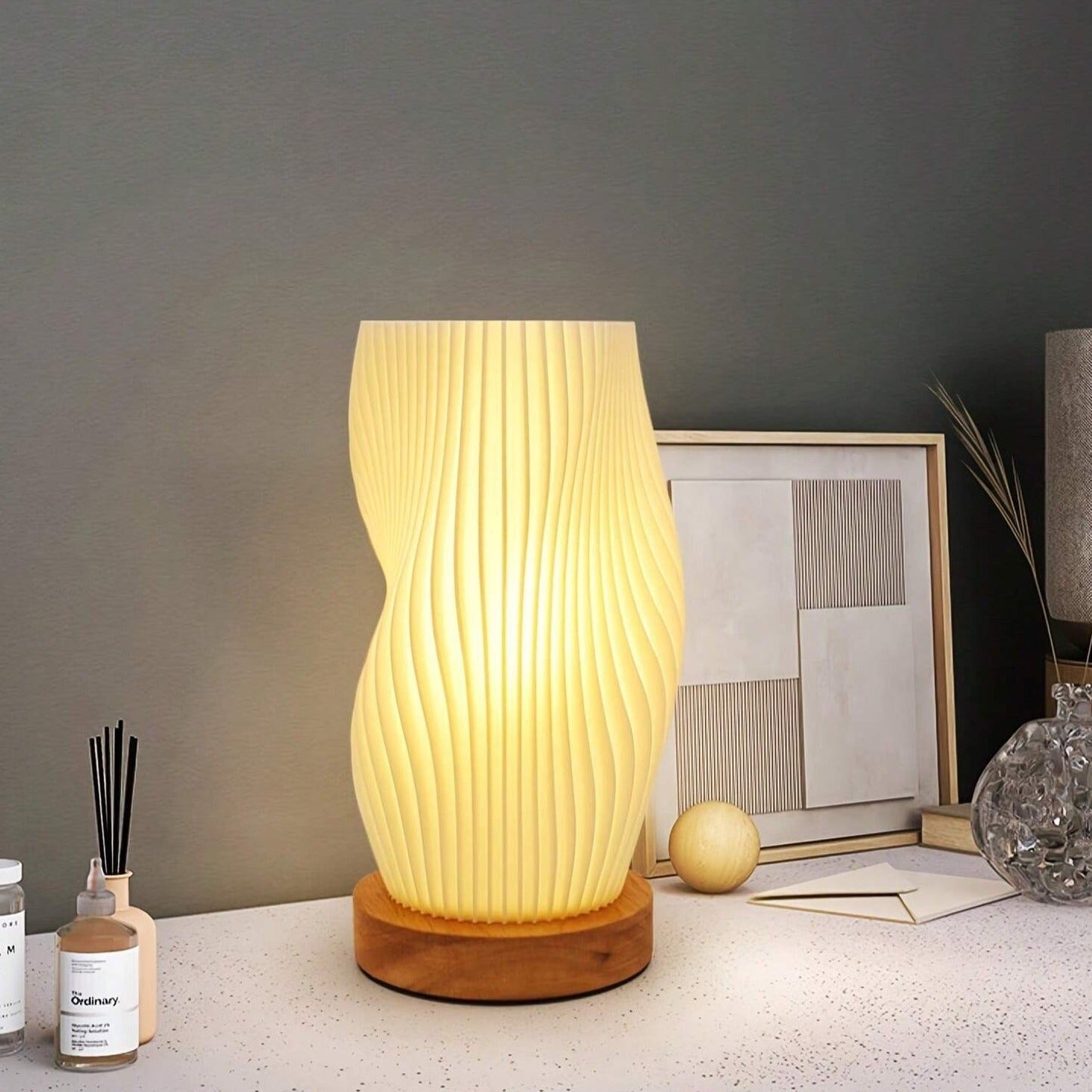 Nerea – Zeitgemäße Wavecrest Tischlampe