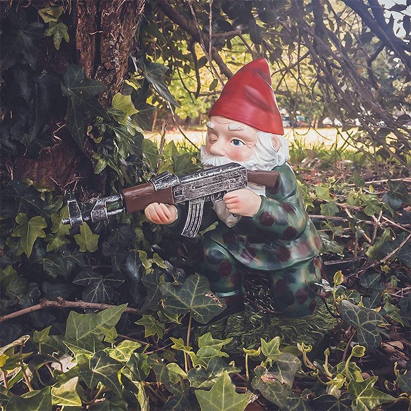 Militär-Gartenzwerg in Tarnoptik mit Helm