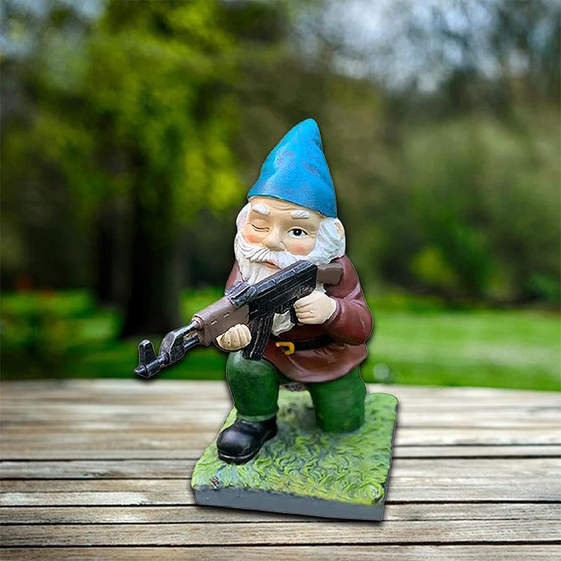 Militär-Gartenzwerg in Tarnoptik mit Helm