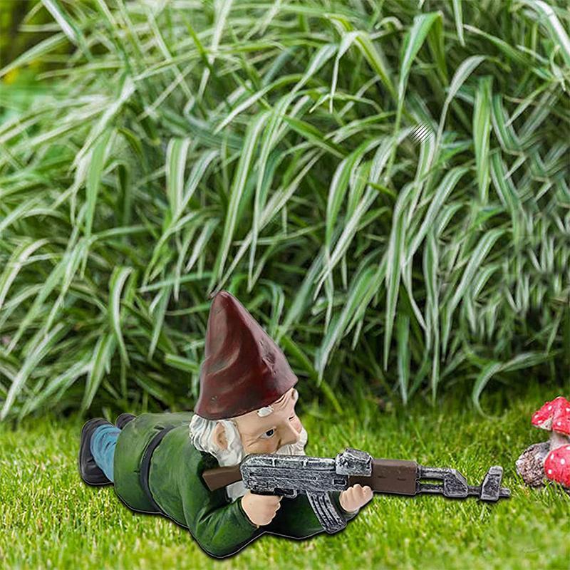 Militär-Gartenzwerg in Tarnoptik mit Helm