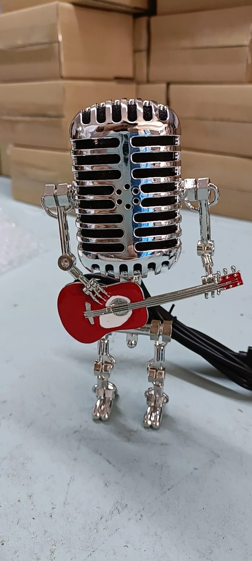 StrumLight – Originelle Tischlampe im Gitarrendesign