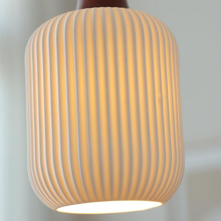 Haru – Rustikale Pendelleuchte aus Holz und Keramik