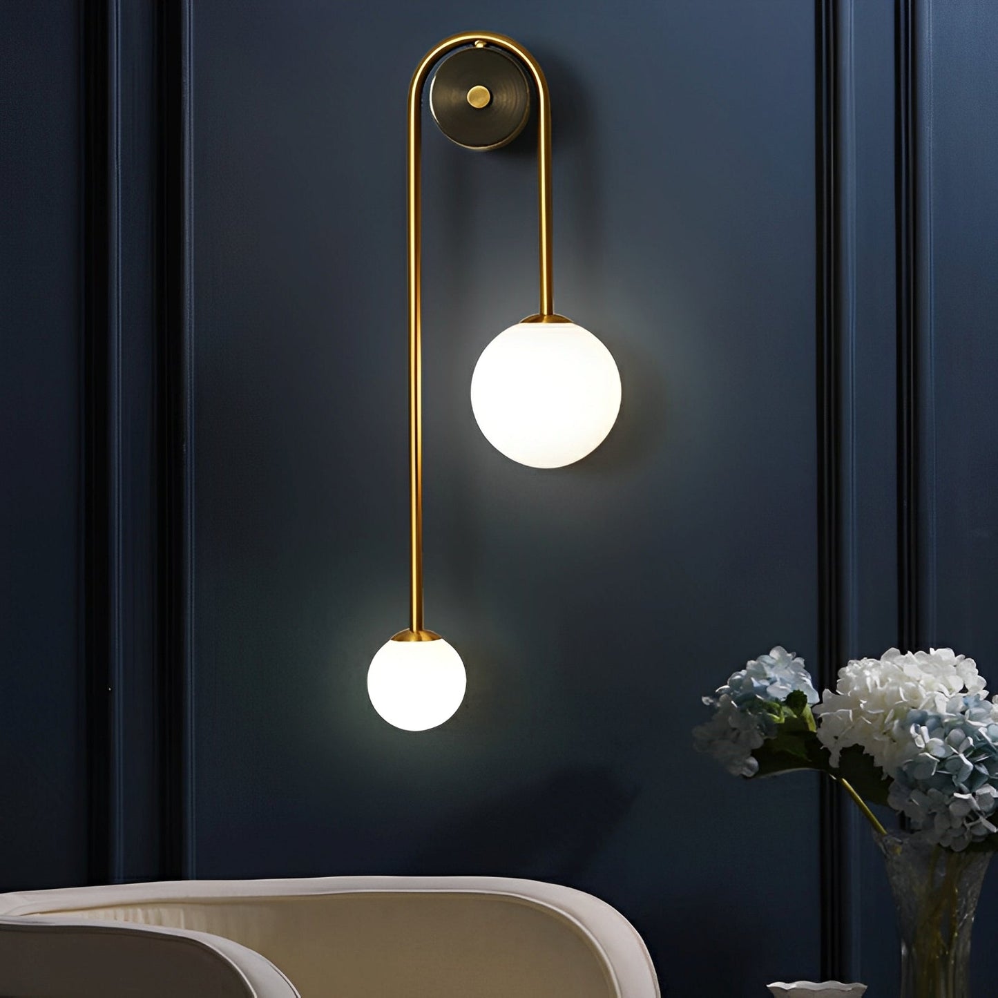 Selene – Wandleuchte aus Messing mit Opalglas