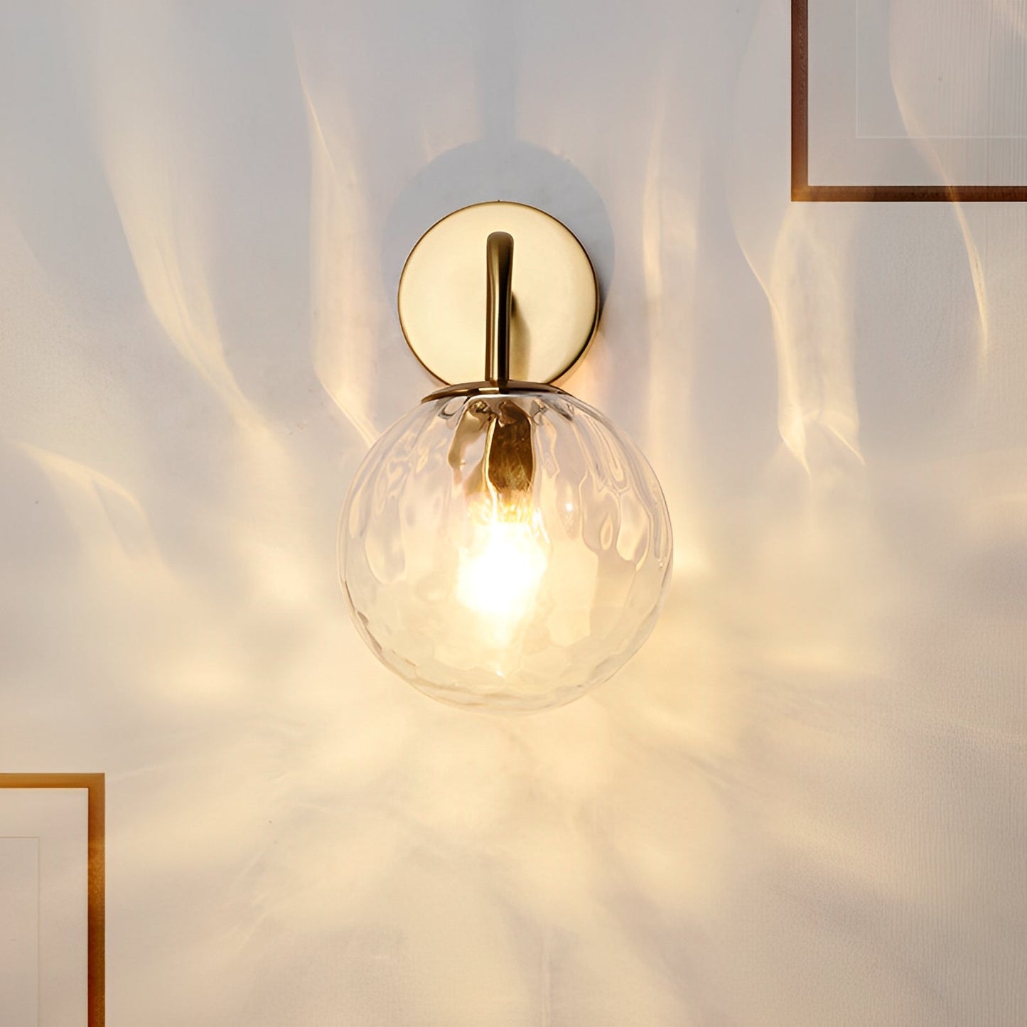 Aurelia – Wandlampe mit Kugelglas im Rillenmuster