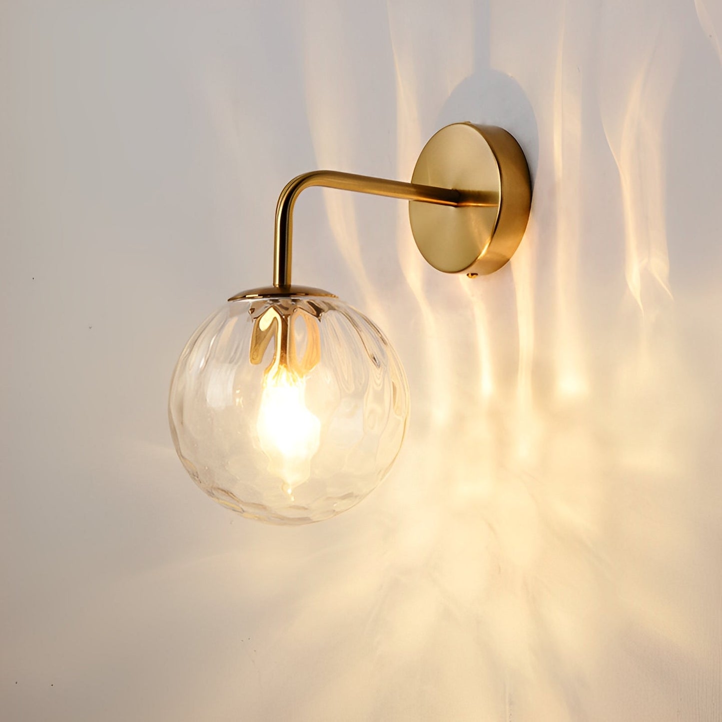 Aurelia – Wandlampe mit Kugelglas im Rillenmuster