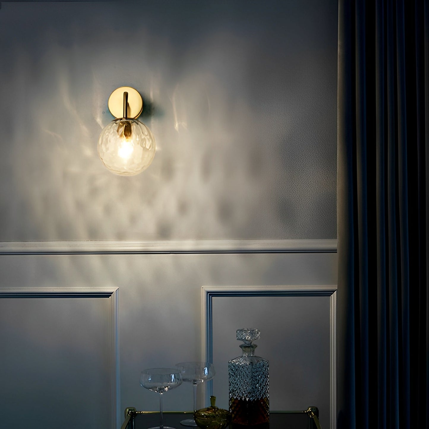 Aurelia – Wandlampe mit Kugelglas im Rillenmuster