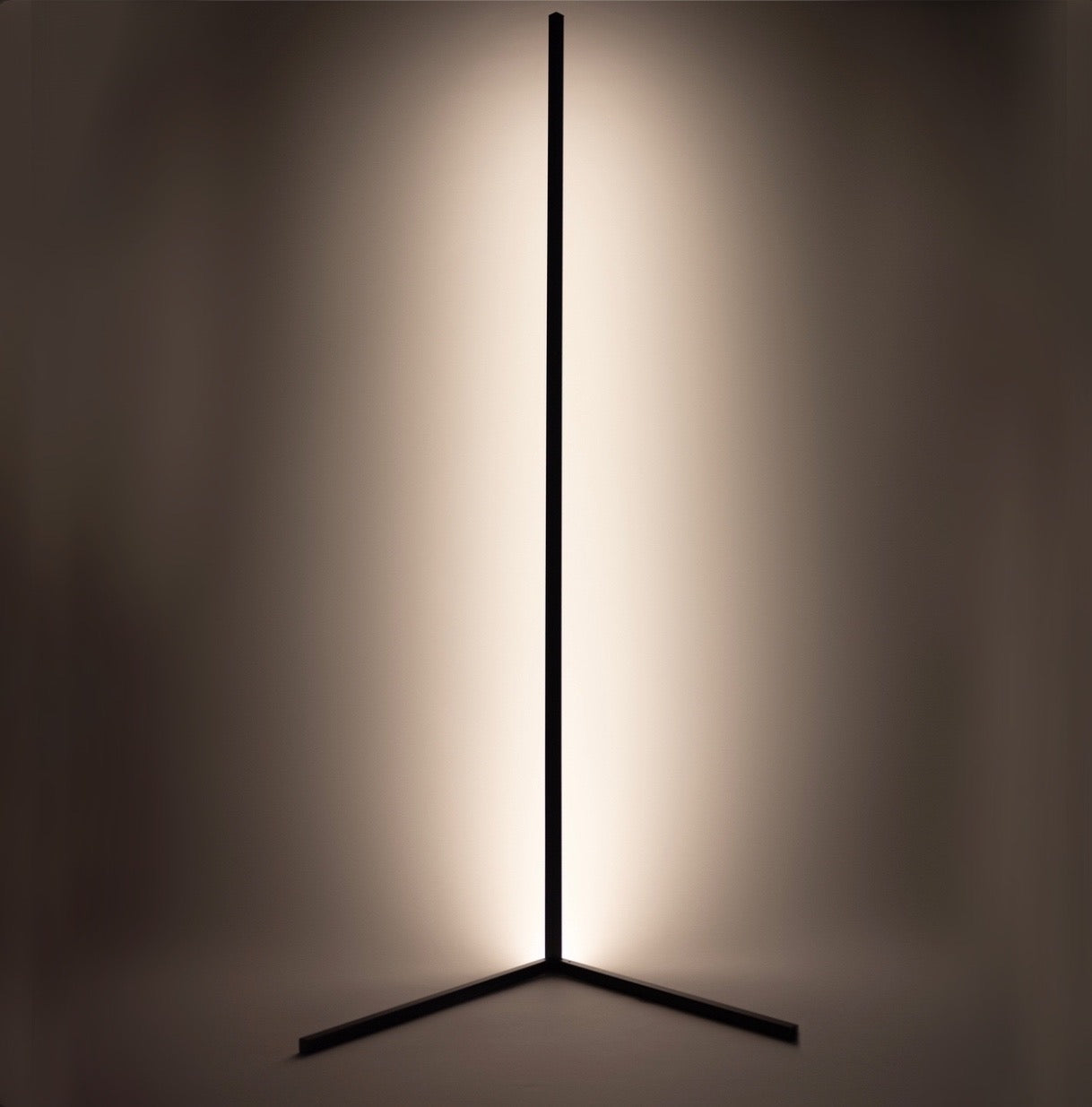 Minimalistische LED-Stehlampe für Ecken mit Farbwechsel