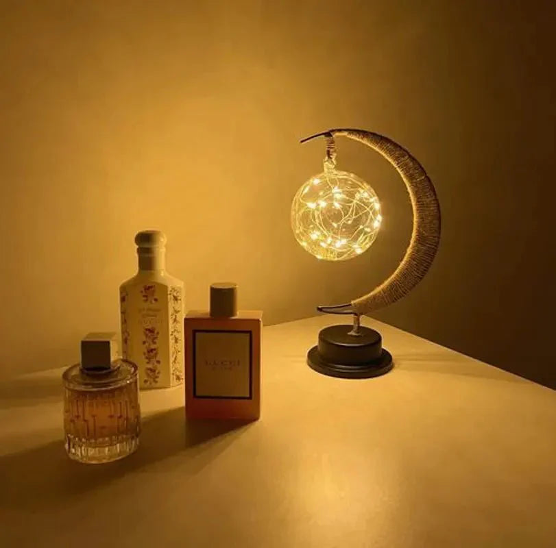 Lunaria – LED-Mondlampe mit Sternenlichtern