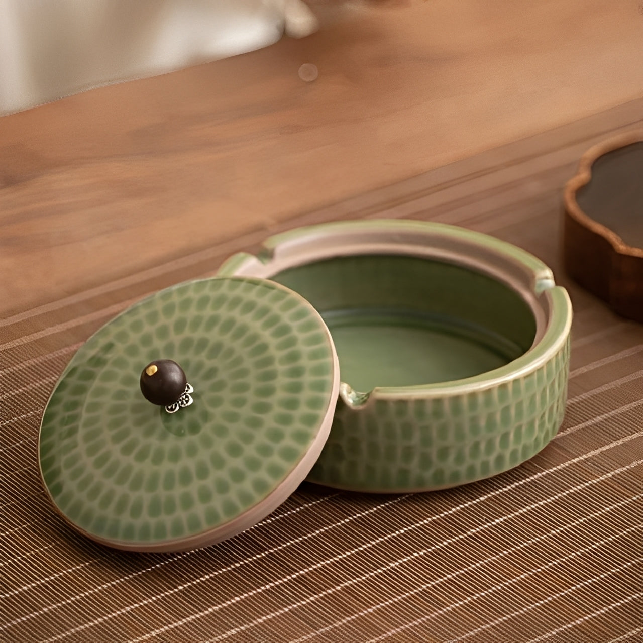 Ming – Keramikaschenbecher mit Deckel im traditionellen China-Stil