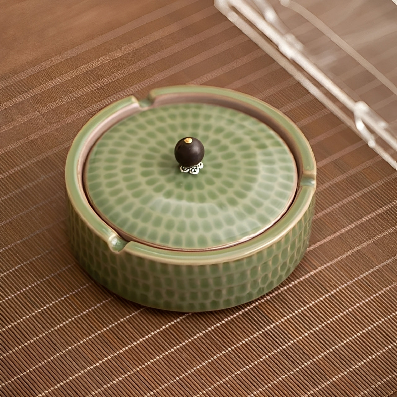 Ming – Keramikaschenbecher mit Deckel im traditionellen China-Stil