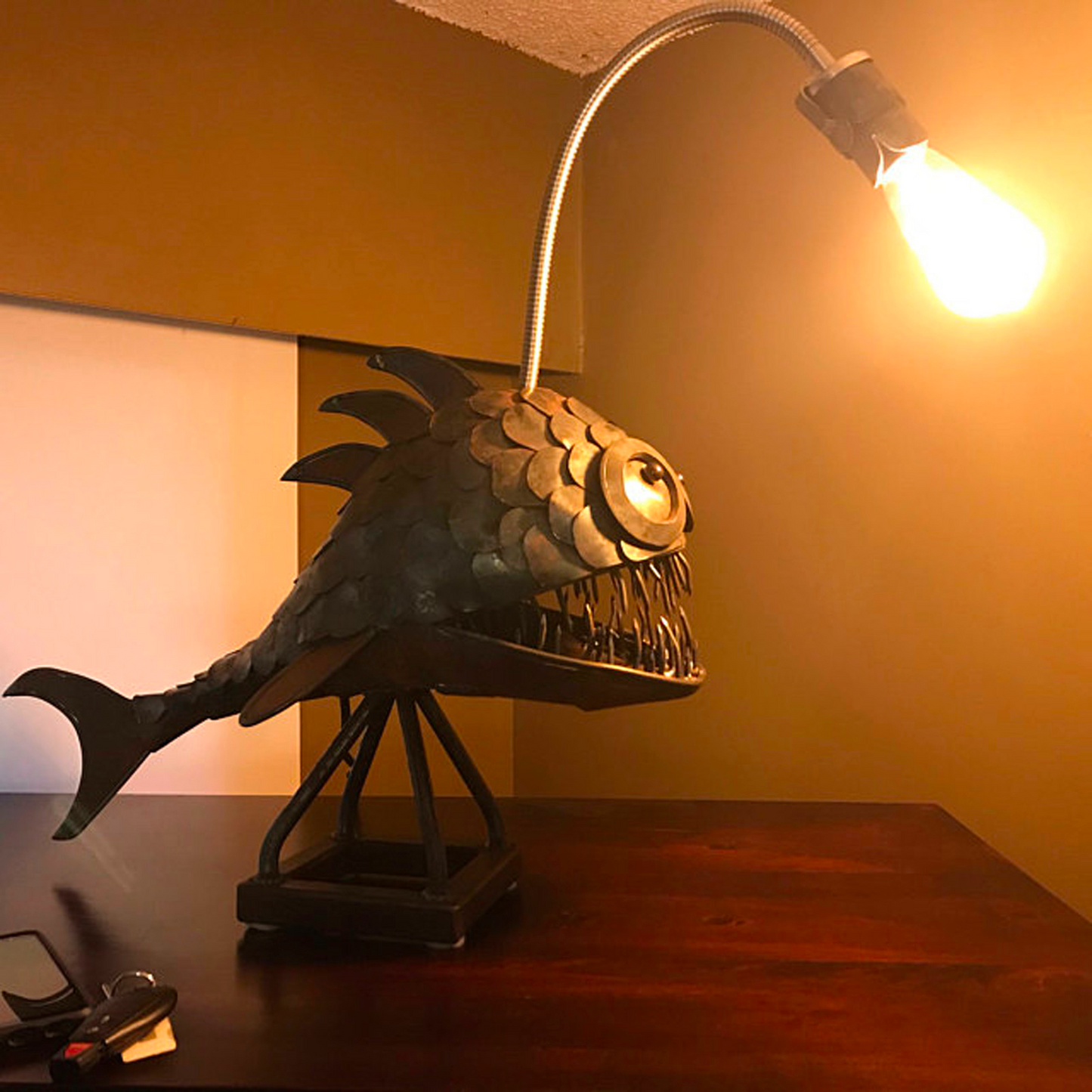 AnglerRetro – Tischlampe im Tiefsee-Anglerfisch-Design