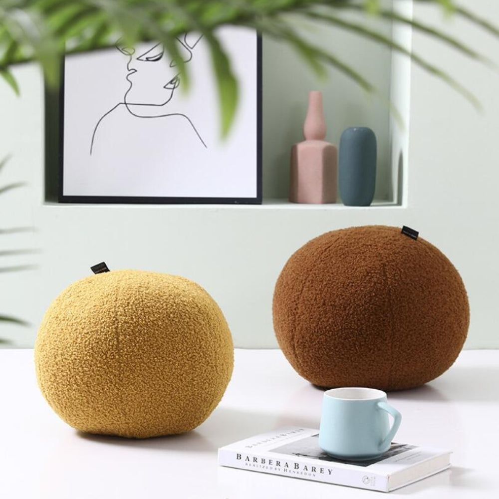Orla – Bouclé Ball-Kissen im skandinavischen Stil