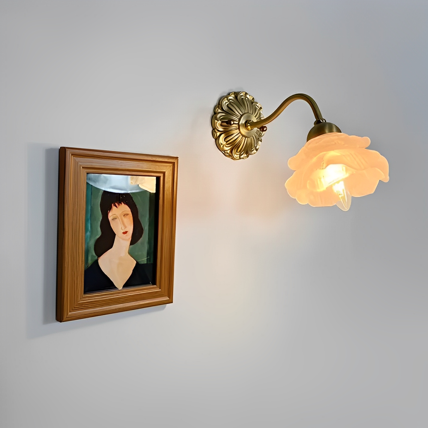 Flora – Vintage-Stil Wandlampe mit Blumen-Glas und Kupfer-Look