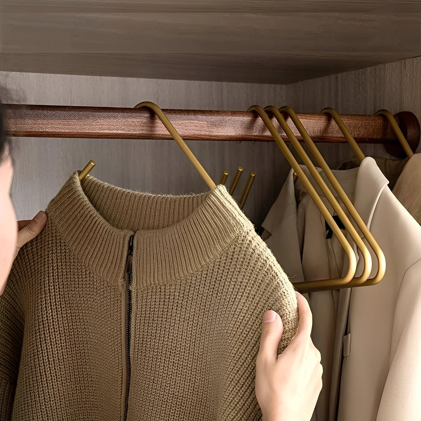 Hikari – Moderner Kleiderständer in Gold & Silber