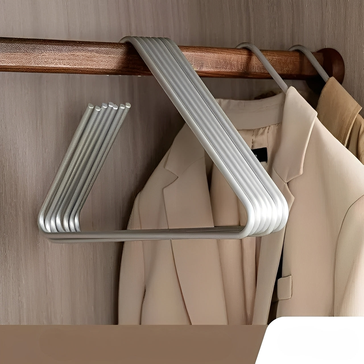 Hikari – Moderner Kleiderständer in Gold & Silber