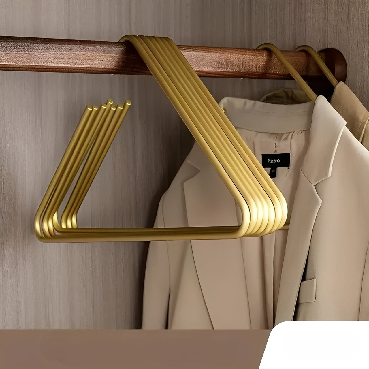 Hikari – Moderner Kleiderständer in Gold & Silber