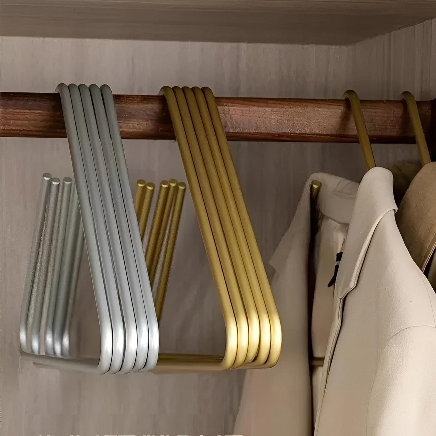 Hikari – Moderner Kleiderständer in Gold & Silber
