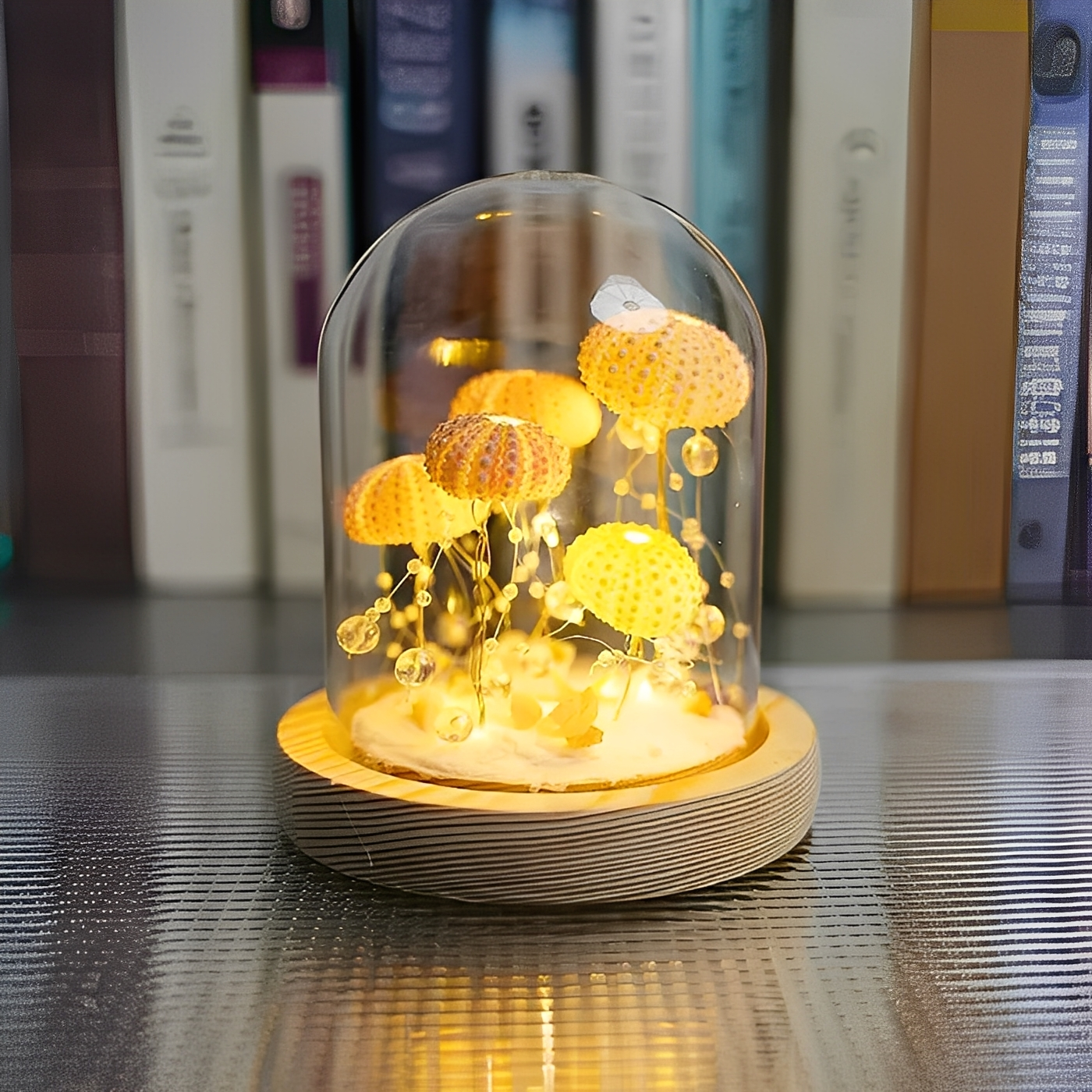 Nerina – Von Hand gefertigte Quallen-Nachtlampe