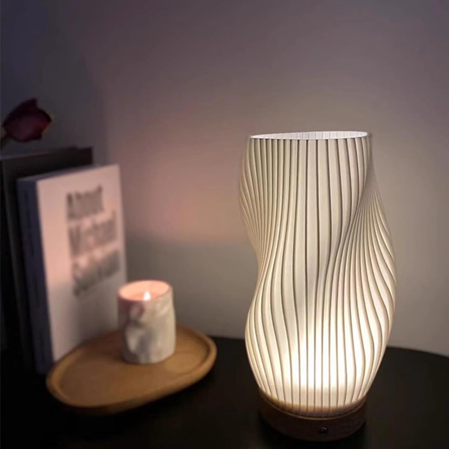Nerea – Zeitgemäße Wavecrest Tischlampe