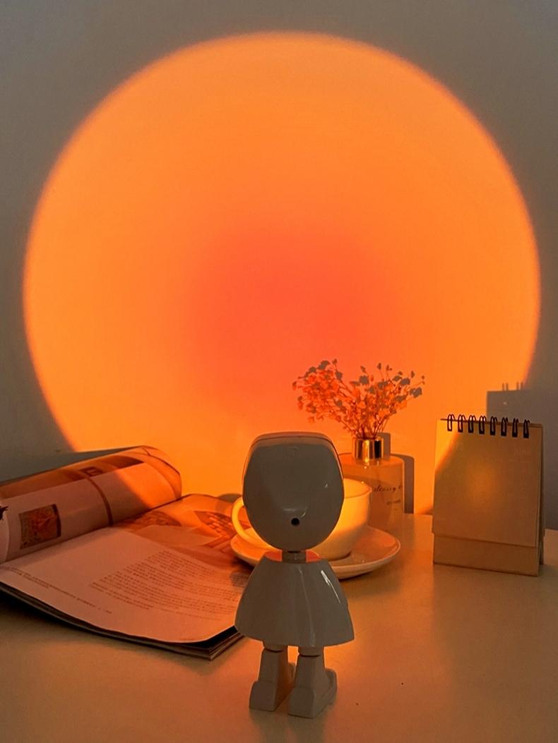 AstroRise – LED-Tischlampe im Astronautenstil mit Sonnenuntergangslicht