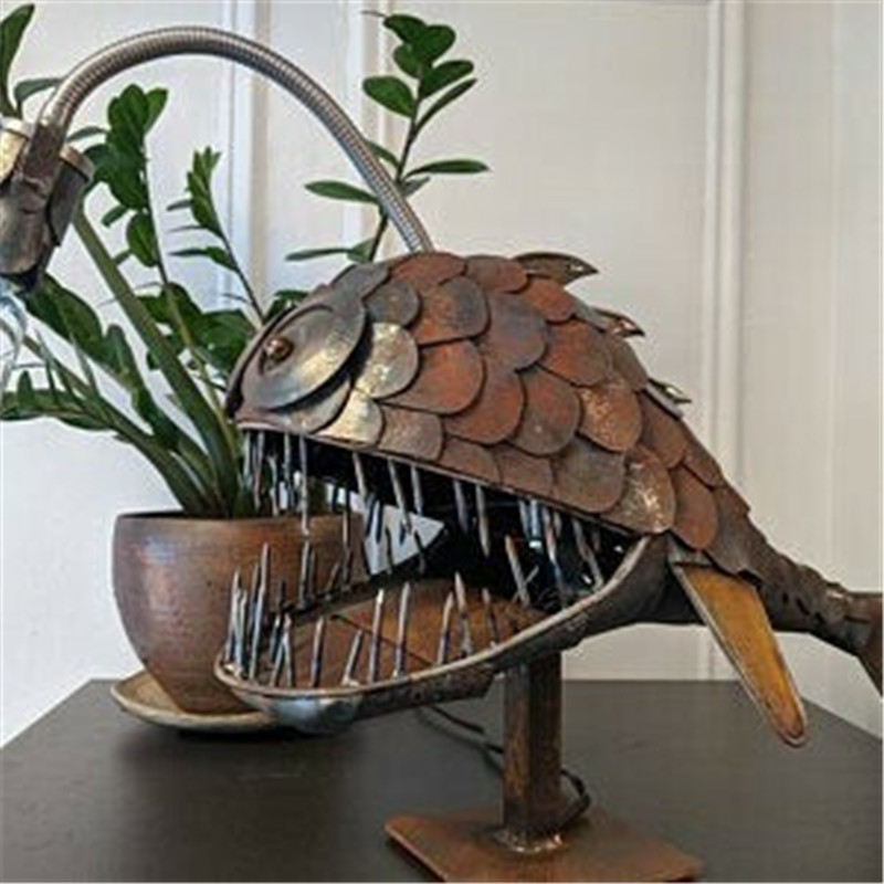 AnglerRetro – Tischlampe im Tiefsee-Anglerfisch-Design