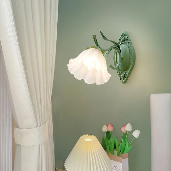 Liora – Maiglöckchen Blume Wandlampe