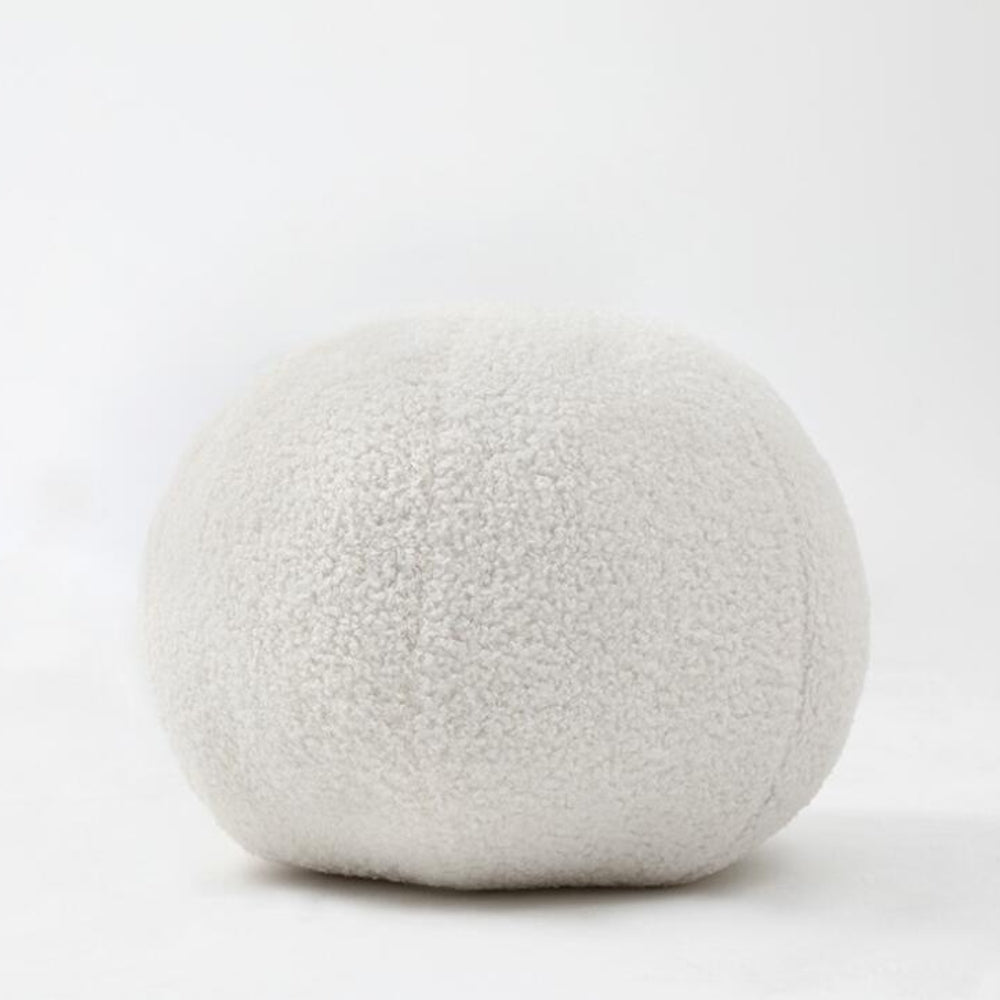 Orla – Bouclé Ball-Kissen im skandinavischen Stil