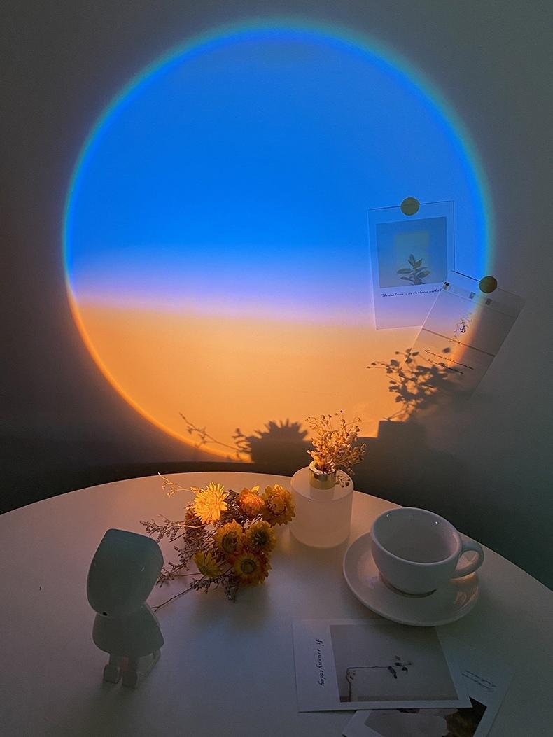 AstroRise – LED-Tischlampe im Astronautenstil mit Sonnenuntergangslicht