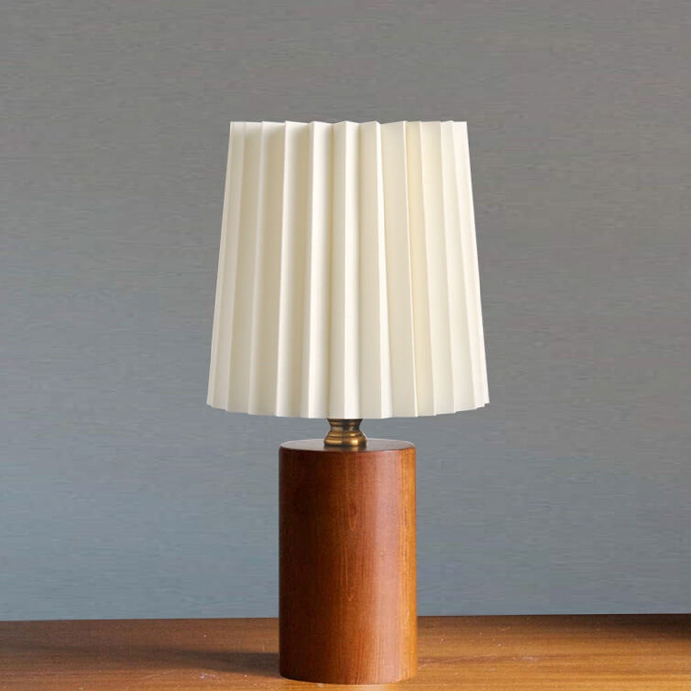 Claudia – Französische Nachttischlampe im traditionellen Stil
