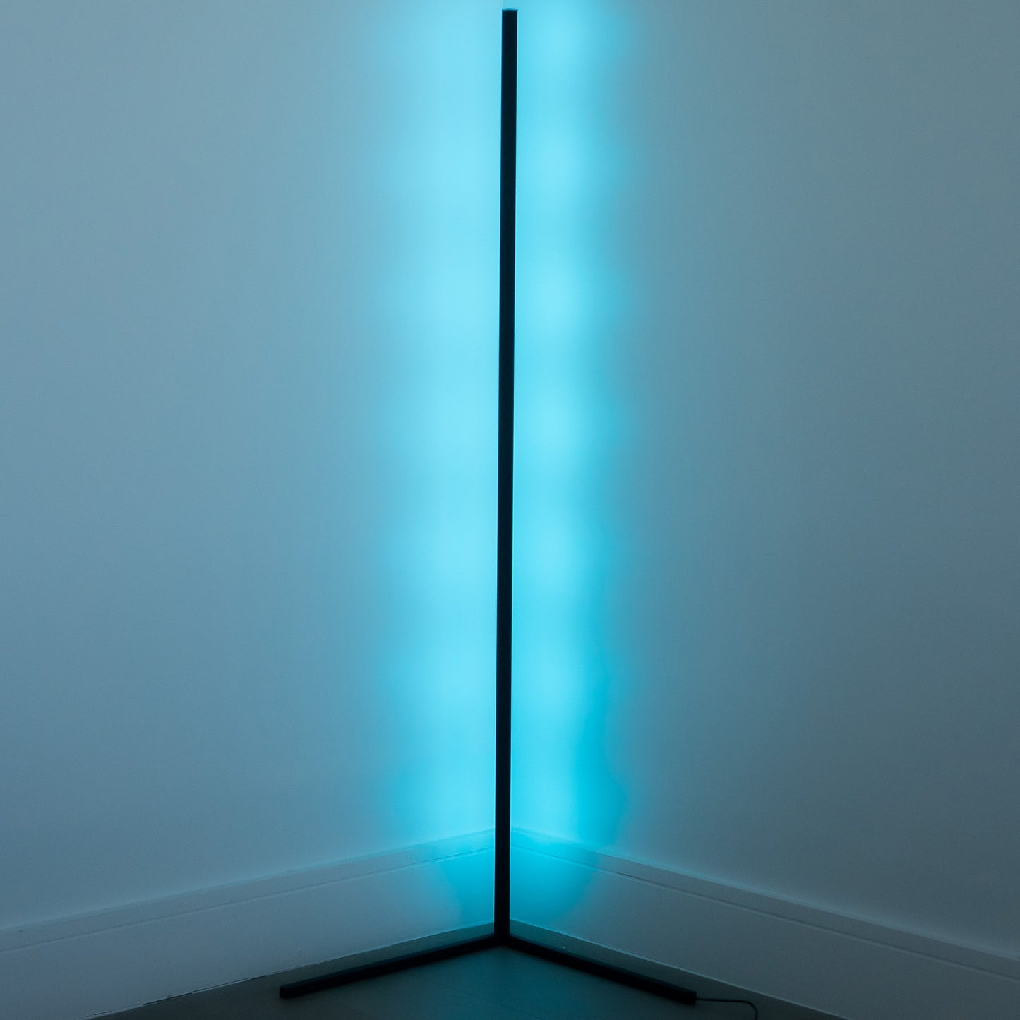 Minimalistische LED-Stehlampe für Ecken mit Farbwechsel