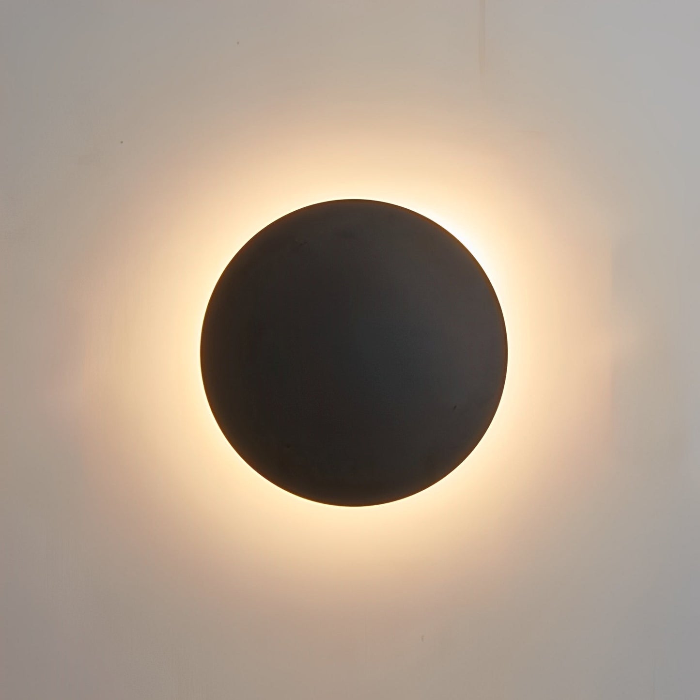 Sylvia – Schicke Wandlampe mit runder Form und warmem Licht