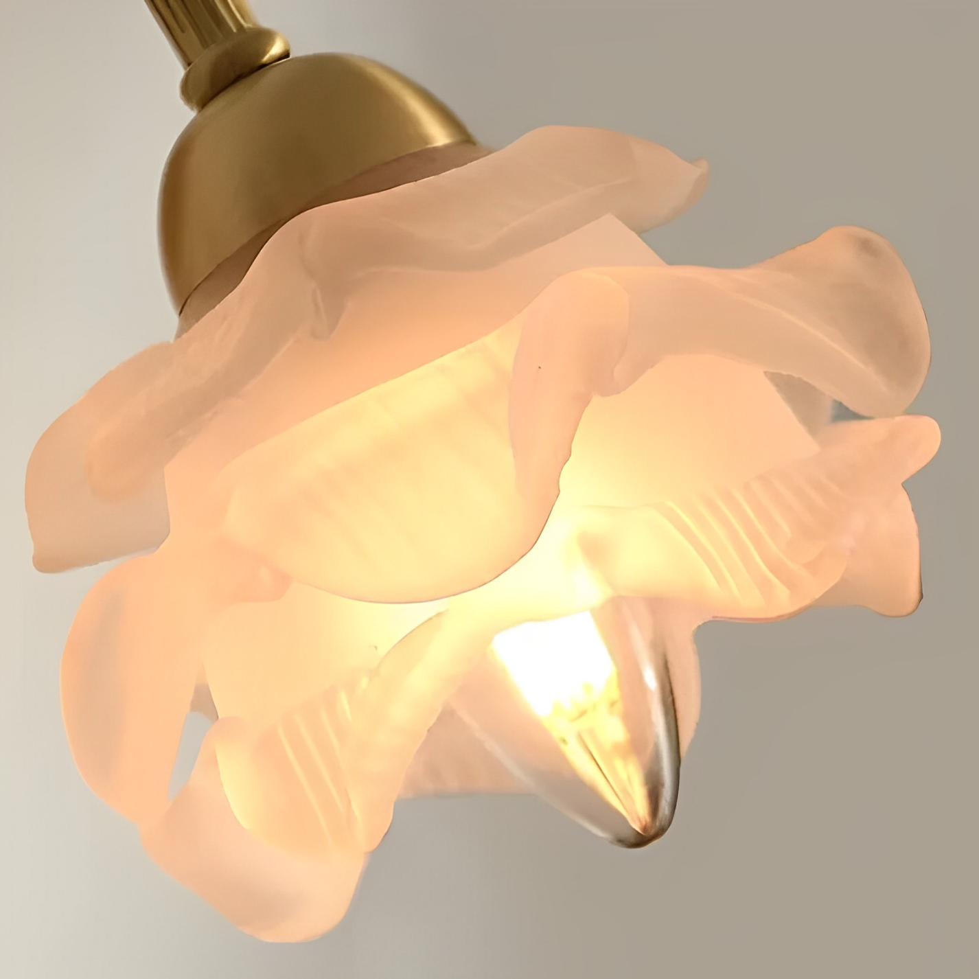 Flora – Vintage-Stil Wandlampe mit Blumen-Glas und Kupfer-Look