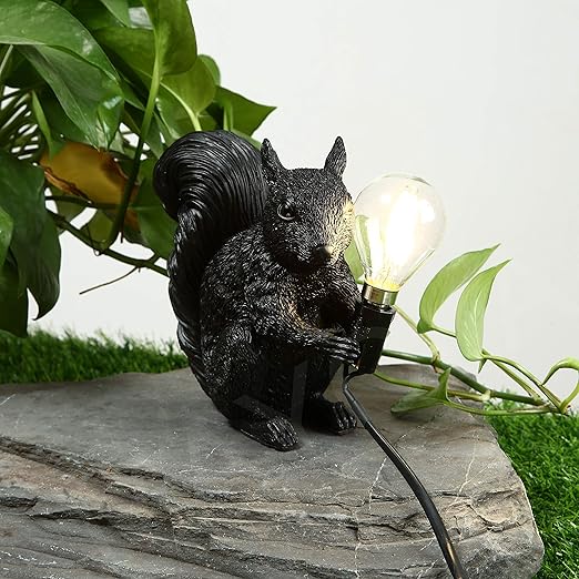 SkandiSquirrel – Niedliche Designer-Tischlampe mit Eichhörnchen