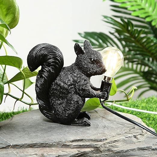 SkandiSquirrel – Niedliche Designer-Tischlampe mit Eichhörnchen