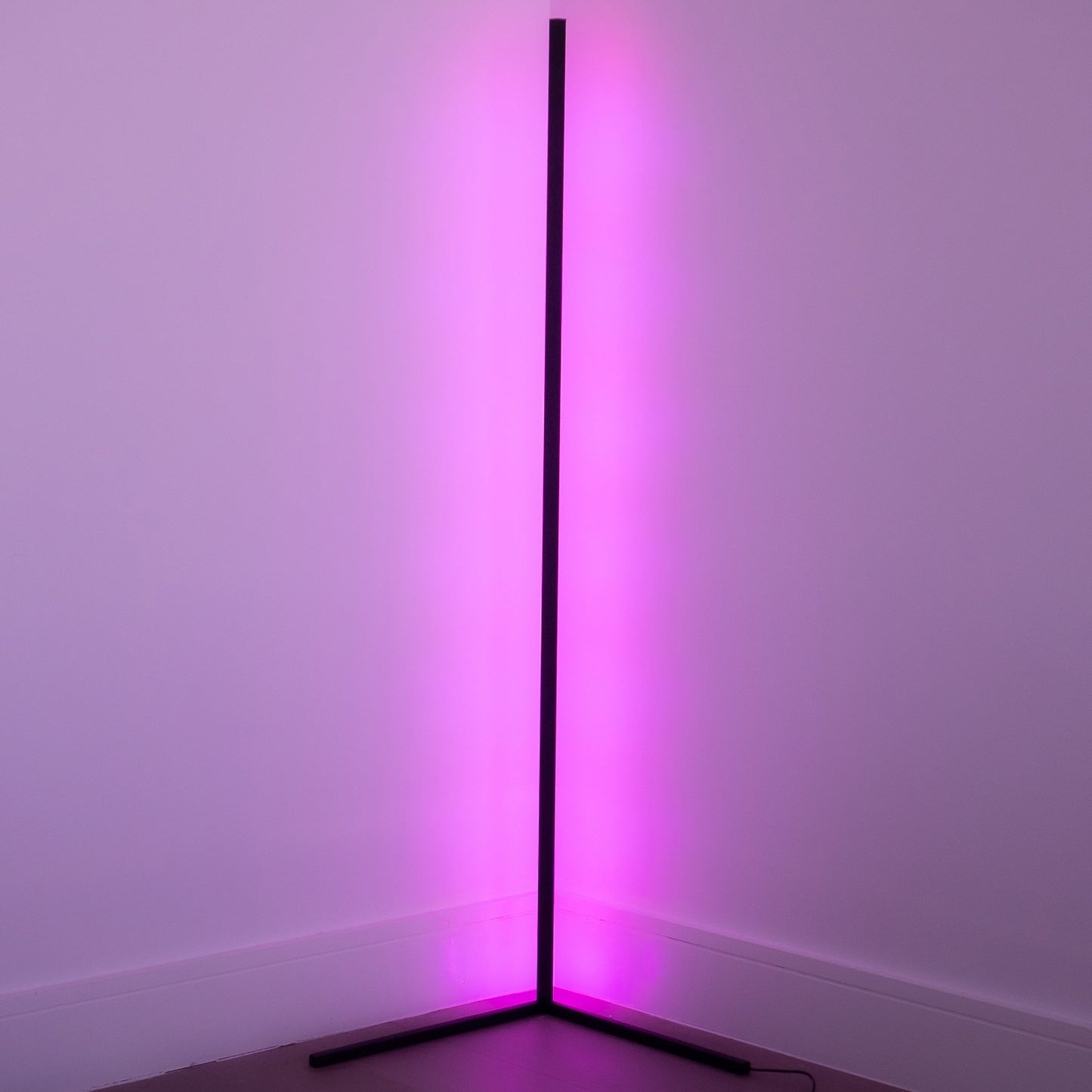 Minimalistische LED-Stehlampe für Ecken mit Farbwechsel
