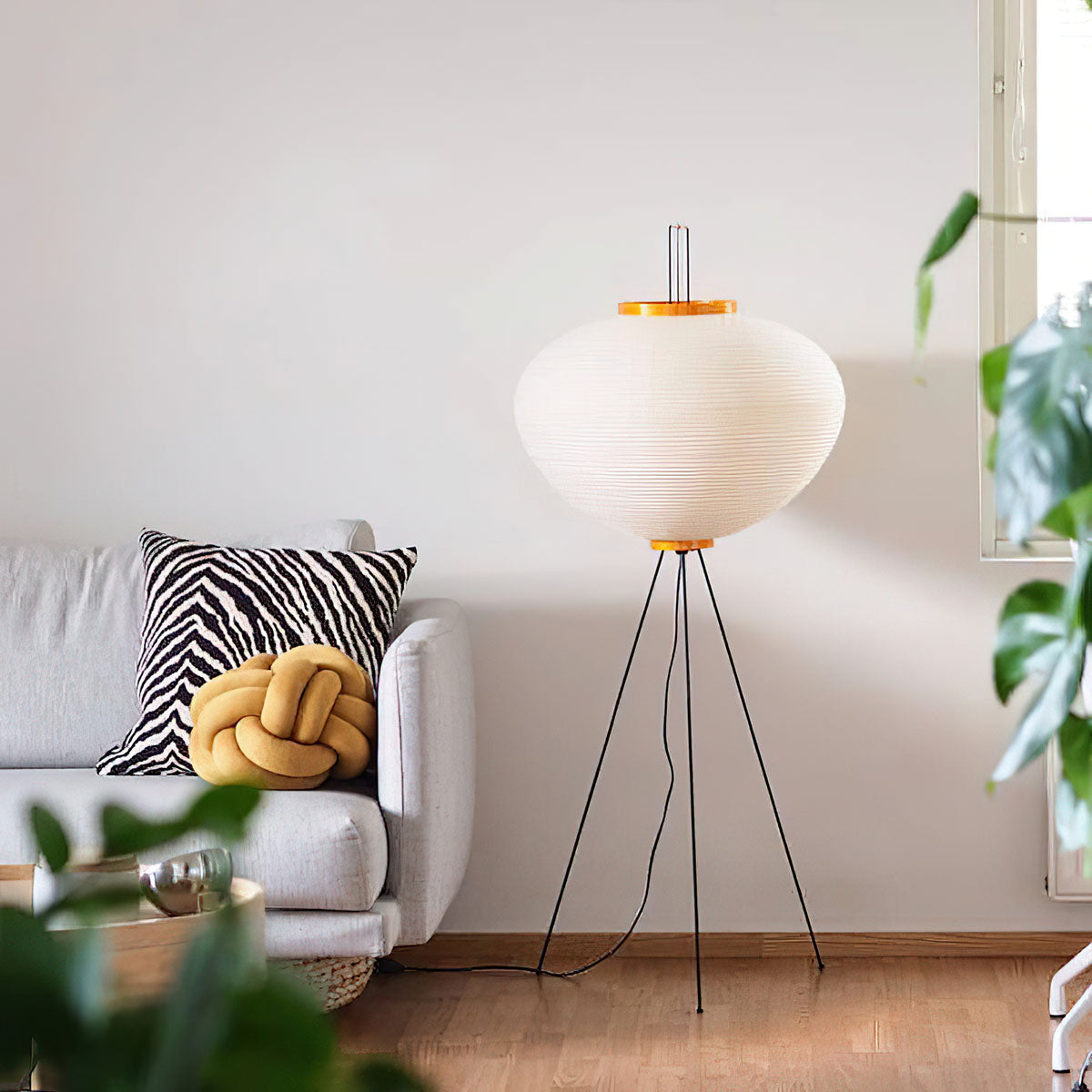 Noa – Stehlampe aus Reispapier: Schlichte Ruhe als Licht