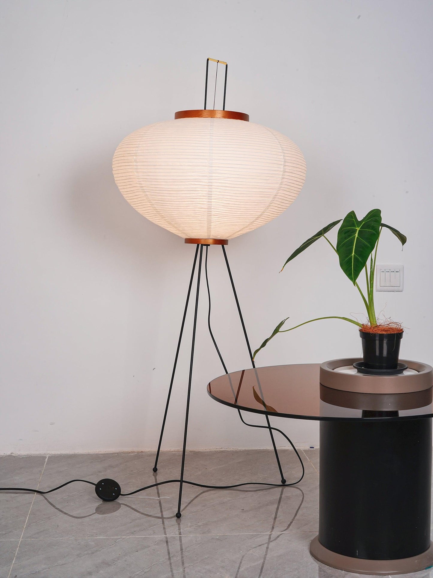 Noa – Stehlampe aus Reispapier: Schlichte Ruhe als Licht