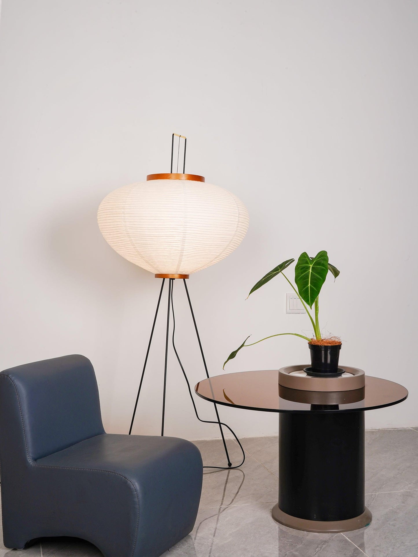 Noa – Stehlampe aus Reispapier: Schlichte Ruhe als Licht