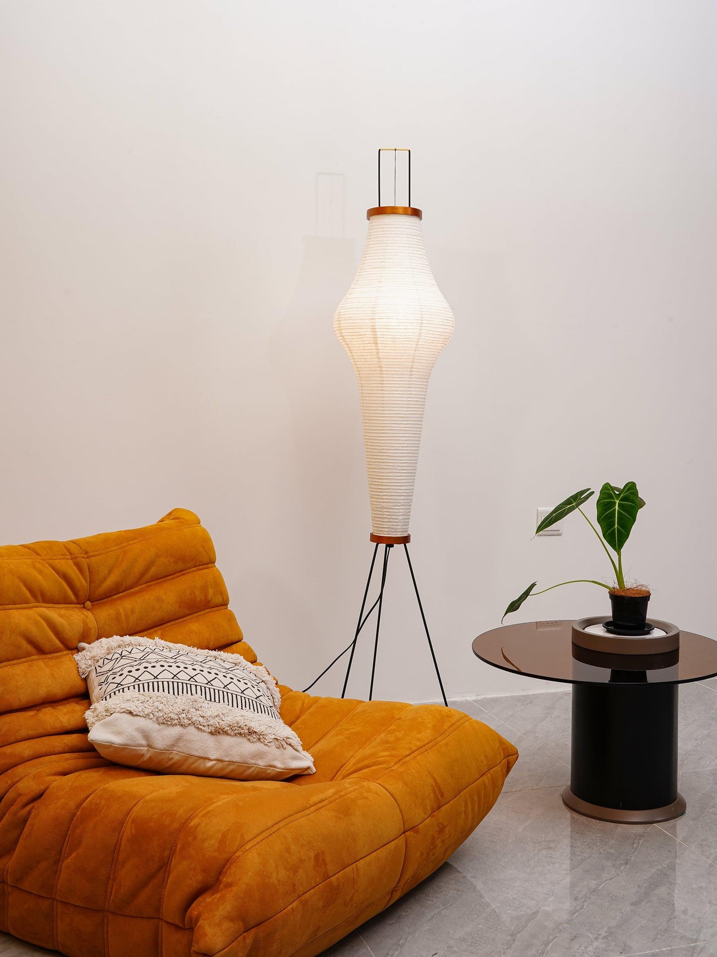 Noa – Stehlampe aus Reispapier: Schlichte Ruhe als Licht