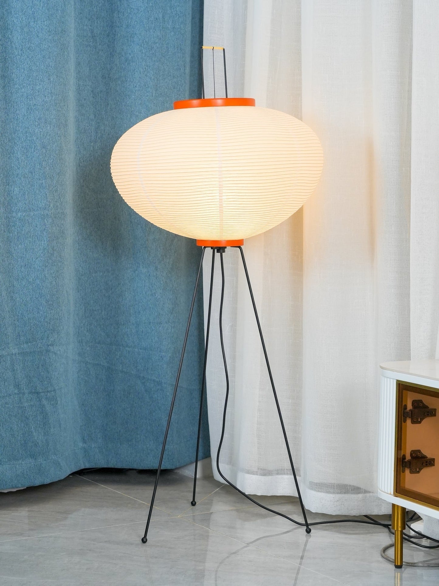 Noa – Stehlampe aus Reispapier: Schlichte Ruhe als Licht