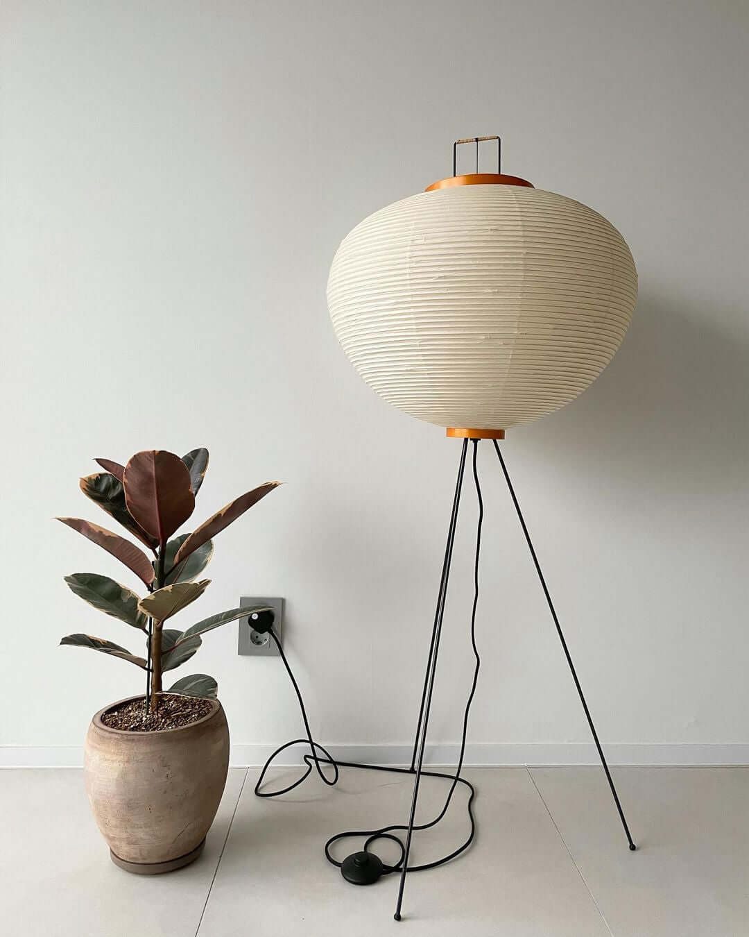Noa – Stehlampe aus Reispapier: Schlichte Ruhe als Licht
