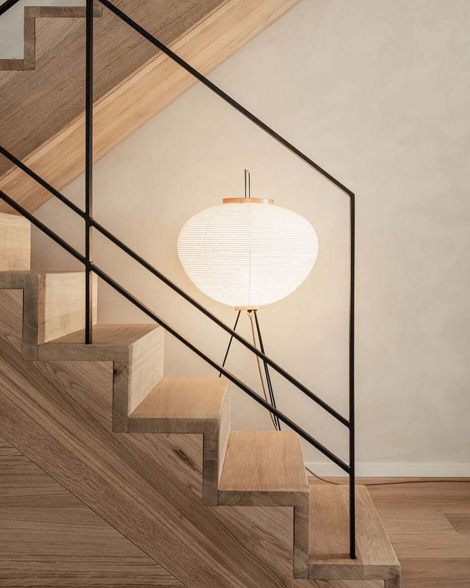 Noa – Stehlampe aus Reispapier: Schlichte Ruhe als Licht