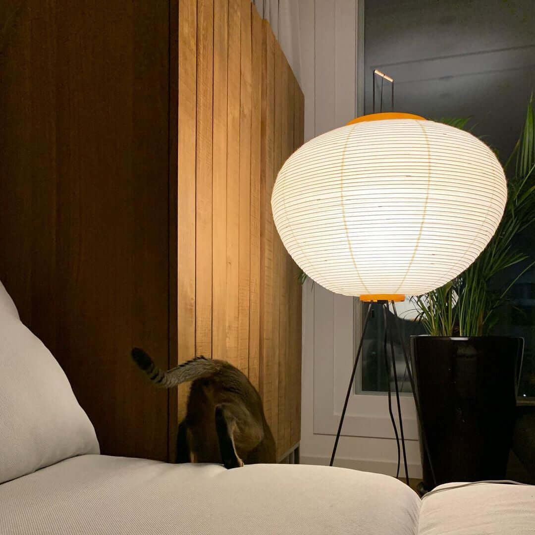 Noa – Stehlampe aus Reispapier: Schlichte Ruhe als Licht
